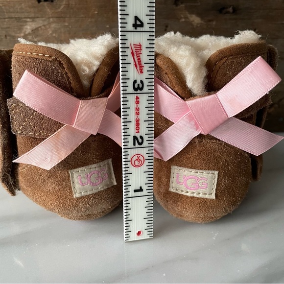 UGG Jesse Bow Crib Shoes•Infant Size 2-3•Ugg Chestnut Suede Lined with Shearling - Picture 10 of 12